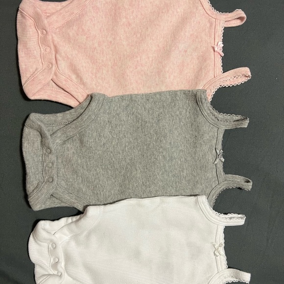 Baby gap newborn onesie upto 7lbs or 3 kg - Picture 2 of 2